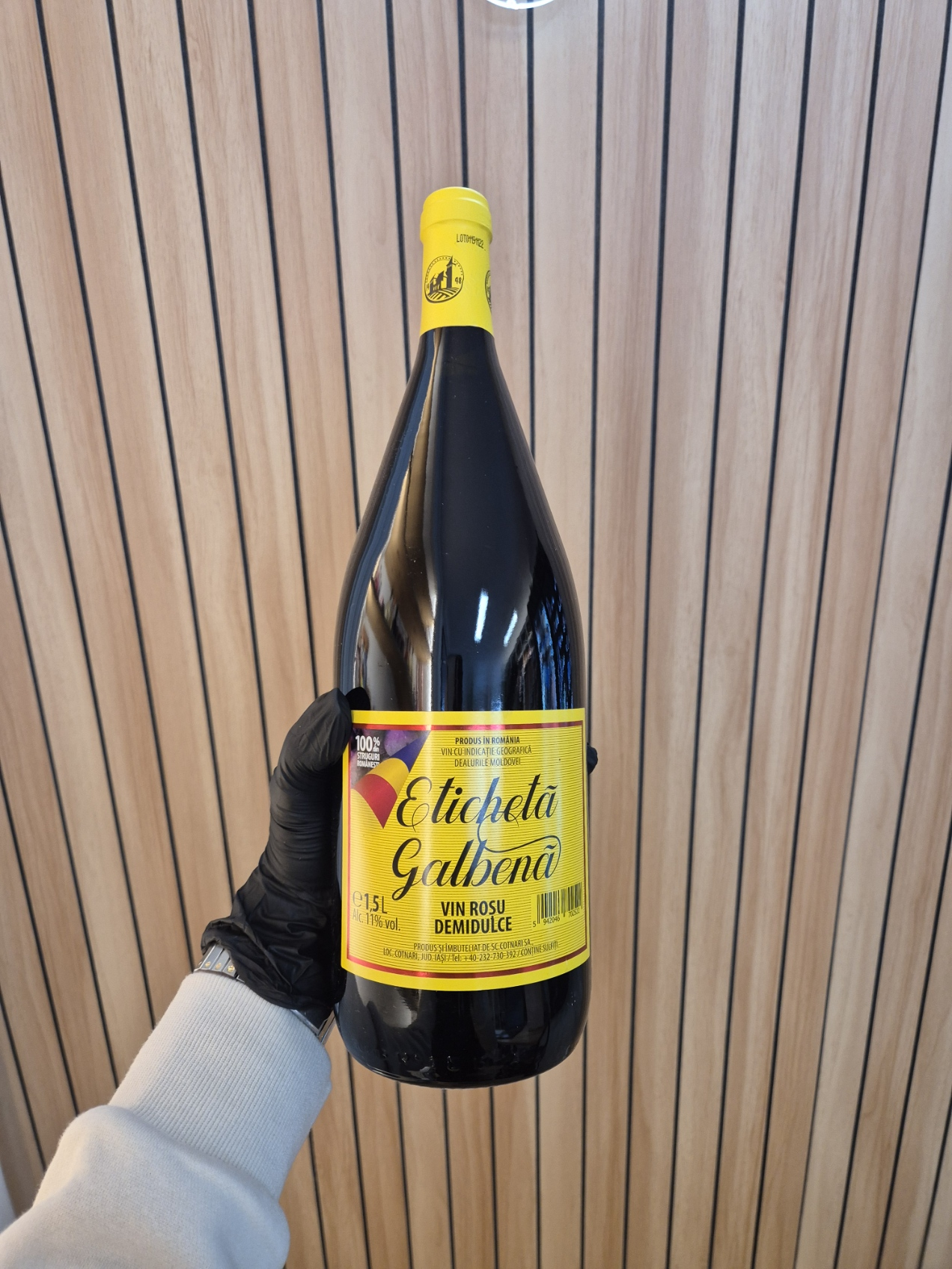 VIN ETICHETA GALBENA COTNARI ROSU 1,5L